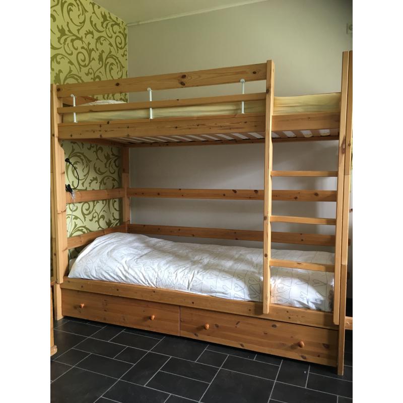 Stapelbed in massief dennenhout