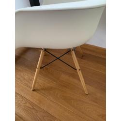 4 Eames Vitra stoelen met kussens!