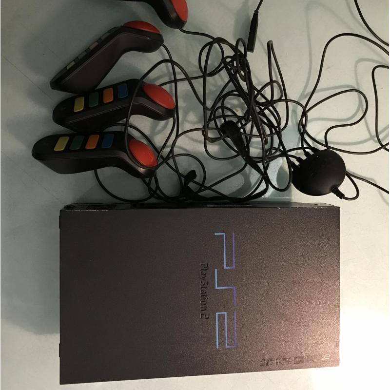 Playstation 2 met 4 buzz consoles