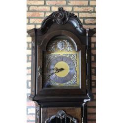 Klassieke notenhouten vitrine Kast  en staande klok uit 1970-1975