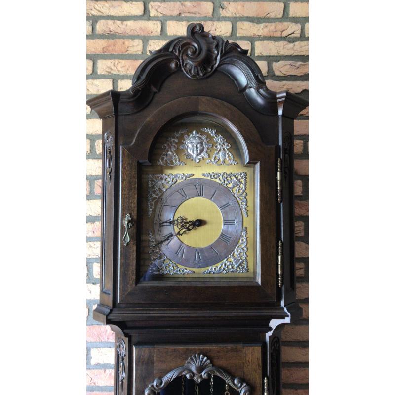 Klassieke notenhouten vitrine Kast  en staande klok uit 1970-1975
