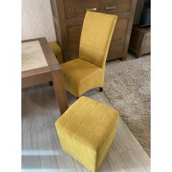 Stoelen bank en poef