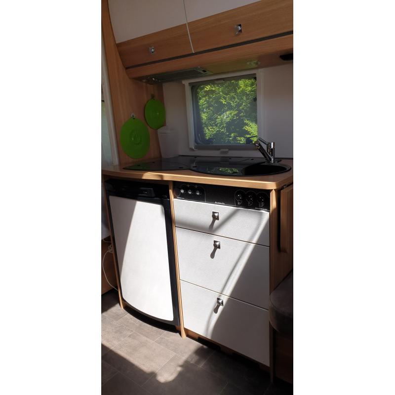 Caravan met grote voortent voor winter en zomer in nieuwstaat
