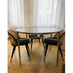 Tafel met vier stoelen