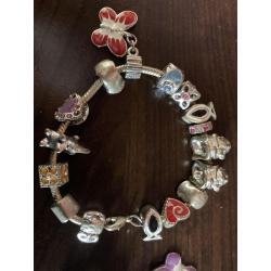 Armbanden en kettingen