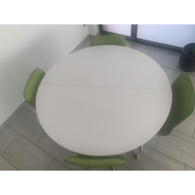 Ronde retro tafel    4 stoelen