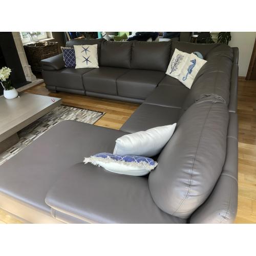 Hoeksalon grijs met bed en opbergfunctie