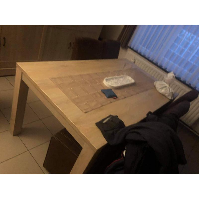 Eetkamer zonder stoelen met TV meubel