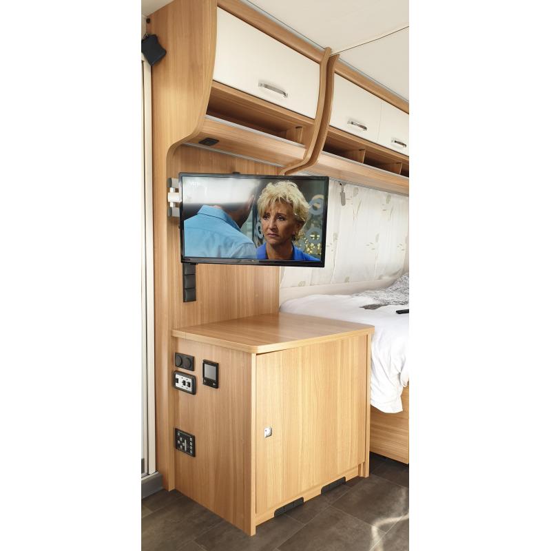 Caravan met grote voortent voor winter en zomer in nieuwstaat