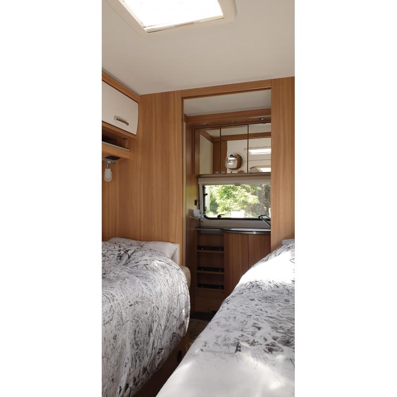 Caravan met grote voortent voor winter en zomer in nieuwstaat