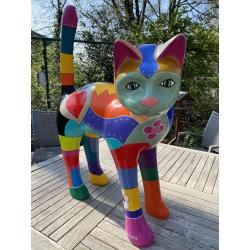 Poes in polyester handbeschilderd