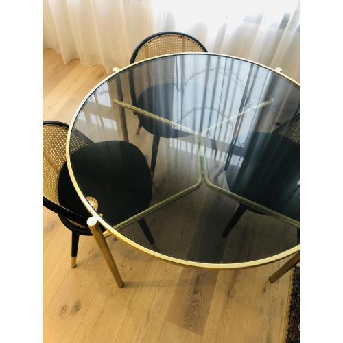 Tafel met vier stoelen