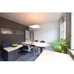 Kantoormeubelen/bureaus bijpassende stoelen, perfecte staat
