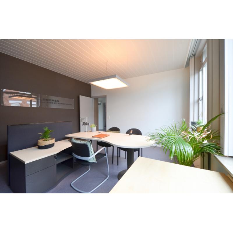 Kantoormeubelen/bureaus bijpassende stoelen, perfecte staat