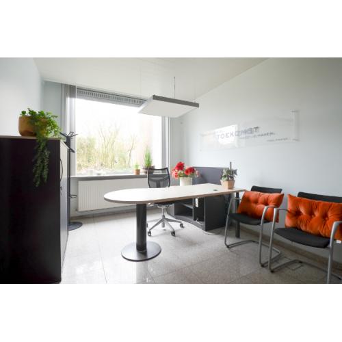 Kantoormeubelen/bureaus bijpassende stoelen, perfecte staat