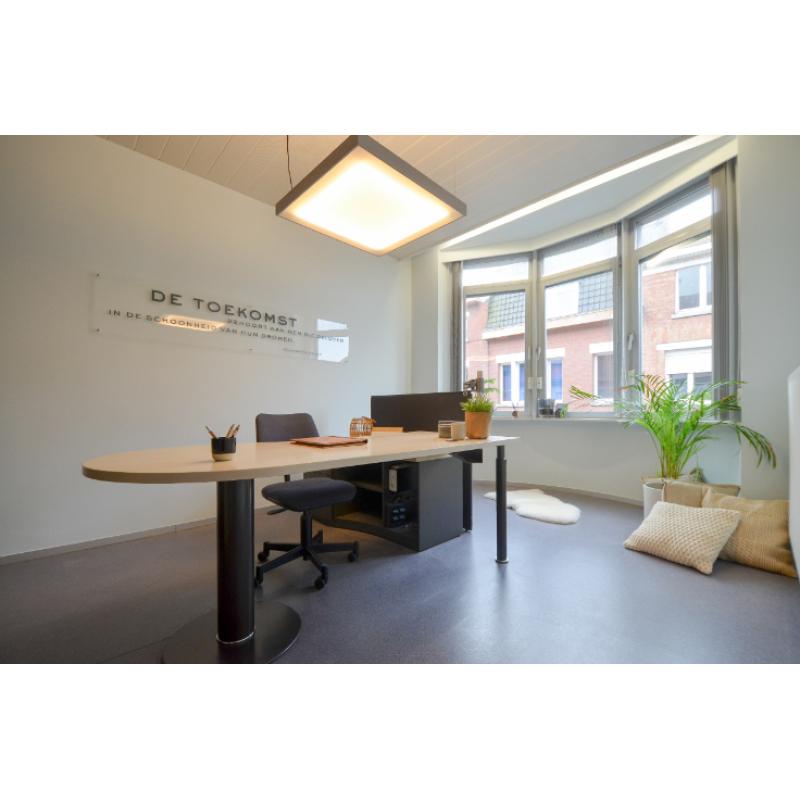 Kantoormeubelen/bureaus bijpassende stoelen, perfecte staat