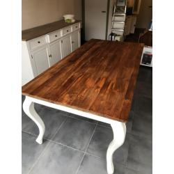 Landelijke eettafel met eikenhouten blad