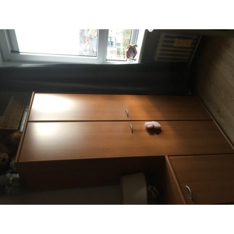 Complete bureau