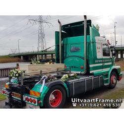 Uitvaart met uw eigen landbouw tractor kan en mag. Huur ons UitvaartFrame