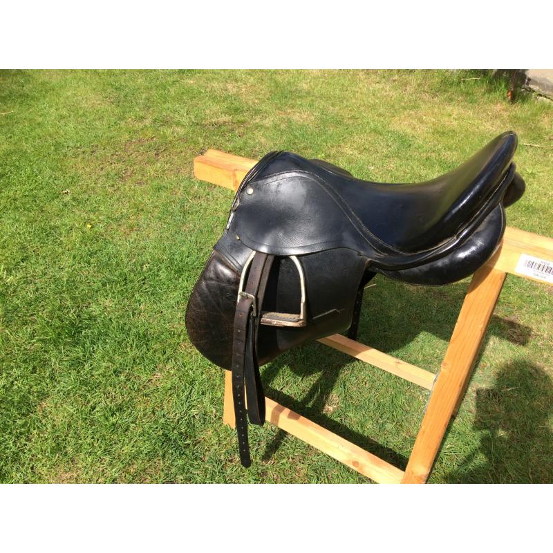Dressuur zadel 16 inch