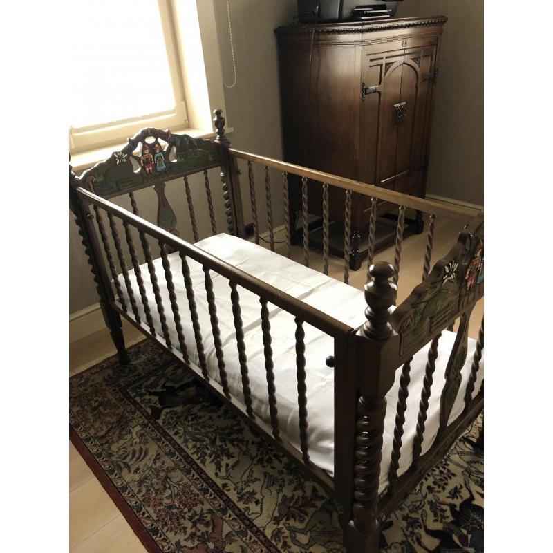 Authentiek bed met mooi motief
