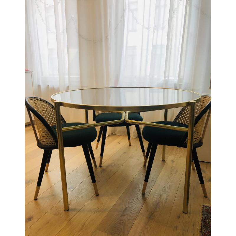 Tafel met vier stoelen