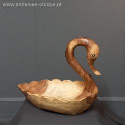 Houten schaal in de vorm van een zwaan