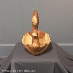 Houten schaal in de vorm van een zwaan