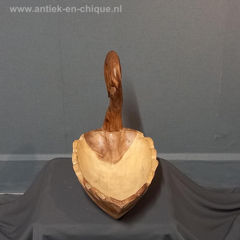 Houten schaal in de vorm van een zwaan