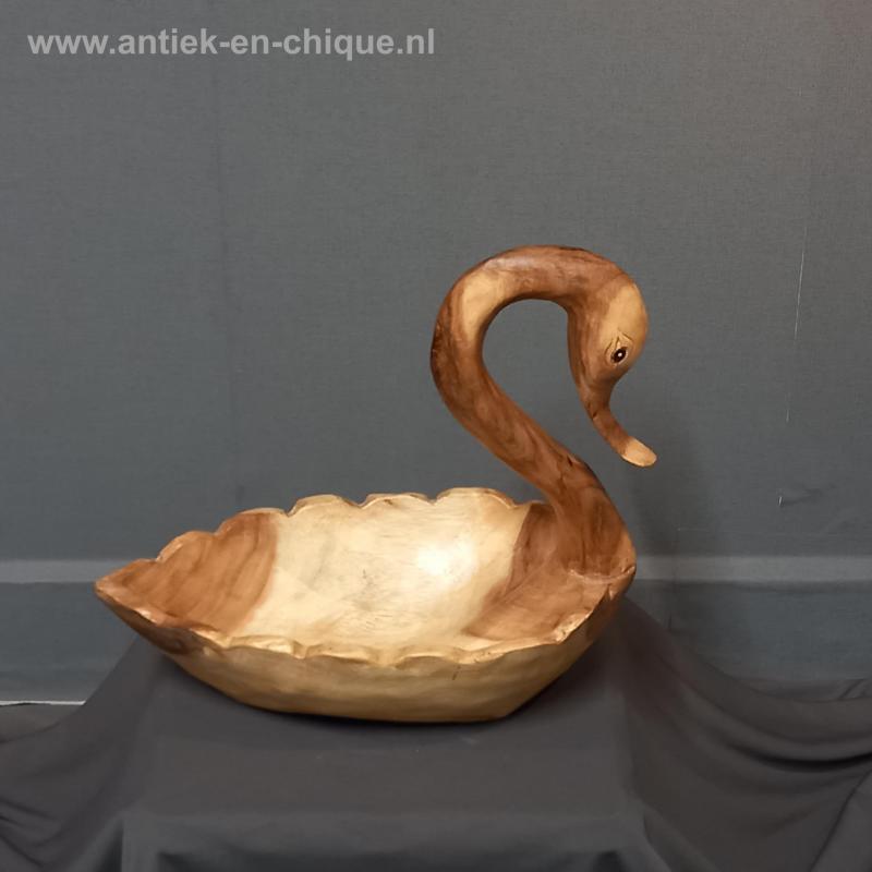 Houten schaal in de vorm van een zwaan