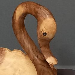 Houten schaal in de vorm van een zwaan