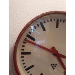 Industriële vintage Pragotron wandklok