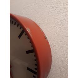 Industriële vintage Pragotron wandklok