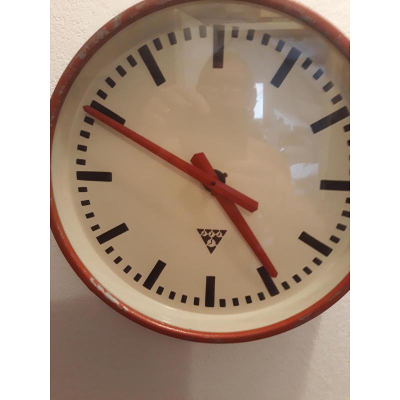 Industriële vintage Pragotron wandklok