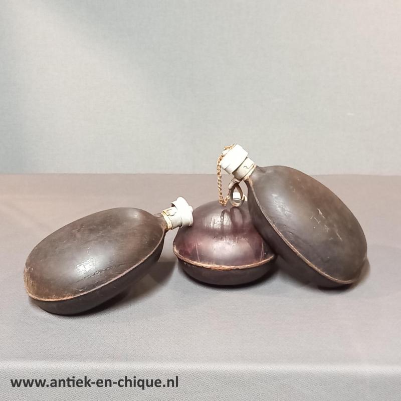 Antieke houten veldflessen