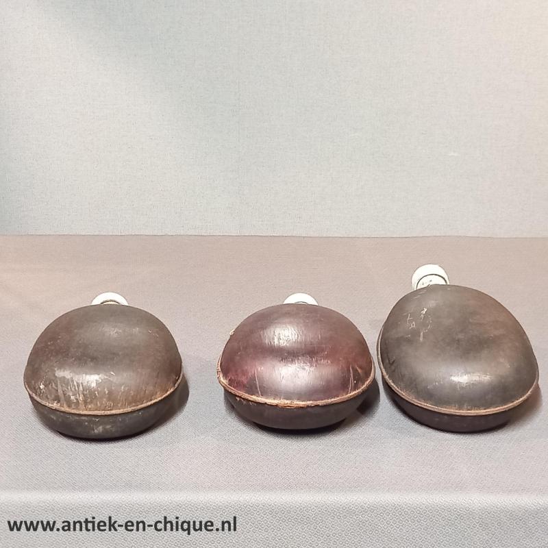 Antieke houten veldflessen