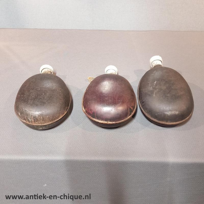 Antieke houten veldflessen