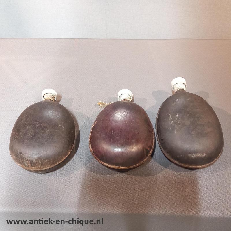 Antieke houten veldflessen