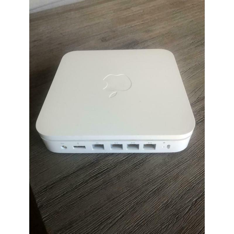 Te Koop Mac Mini 3.1 Intel Core 2 Duo YM008BCA9G5 met 2,26 Ghz met draadloos internet en een 15 Inch Dell Lcd Beeldscherm en een 15 Inch Samsung Lcd Beeldscherm en een Mini Iomega Externe Harde Schijf met 500 Gb.