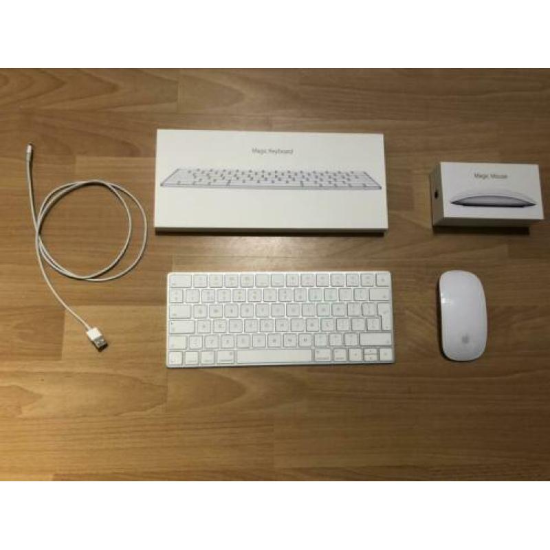 Te Koop Mac Mini 2.1 Intel Core 2 Duo YM8432JDYL1 met 1,83 Ghz met draadloos internet en een 15 Inch Samsung Lcd en een Set Apple Speakers (Draadje zit los) en een Apple Airport Extreme en een Video Adapter Dvi naar Vga.