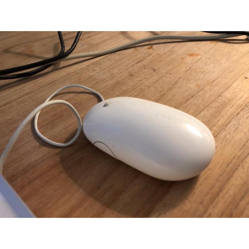 Te Koop Mac Mini YM008B82C9G5 met 2,26 Ghz met draadloos internet en een 18 Inch Dell Cinema Display en een Video Adapter Mini Display Poort naar Dvi en een Airport Extreme.