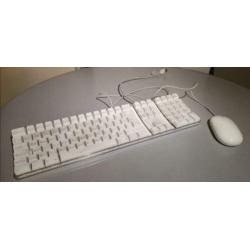 Te Koop een Mac Mini 3.1 met 2,26 Ghz Intel Core 2 Duo met Serienummer YM008B8Y9G5 met draadloos internet en de stroomadapter en een Azerty Alluminium Usb Apple Toetsenbord en een Apple Mighty Usb Mouse en een Lacie Externe Harde Schijf met 250 Gb.