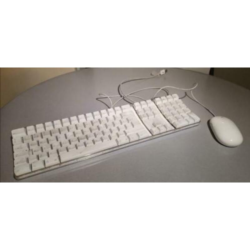 Te Koop een Mac Pro 1.1 met 2 maal 2,66 GHz 4 Cores Intel Xeon met Serienummer CK746OUKOGN inclusief een Apple Wit of een Alluminium Toetsenbord en een Apple Mighty Usb Mouse.