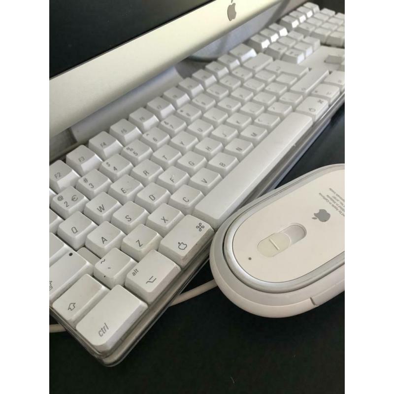 Te Koop Mac Mini YM008B2C9G5 en Azerty Alluminium Apple Usb Toetsenbord en een Apple Mighty Usb Mouse en een Mini Externe Iomega Harde Schijf met 500 Gb.