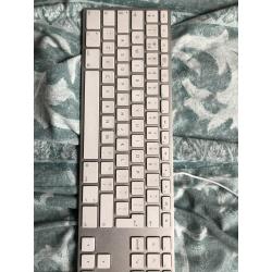 Te Koop een Powermac G 4 Quicksilver met 733 Mhz met Draadloos Internet en een 15 Inch Samsung Lcd Scherm.