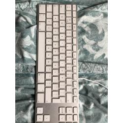 Te Koop Mac Mini 3.1 Intel Core 2 Duo 64 Bit Computer YM008949GG5 met 2,26 Ghz en de Stroomadapter en een All. Apple Toetsenbord (Een paar toetsen werken niet) en Apple Mighty Mouse en met draadloos internet voor de prijs van € 95.