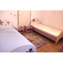 Complete kinderkamer 2 bedden,2 nacht tafels,1 kleding kast