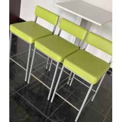Hoge tafel met 3 barstoelen, te koop wegens verhuis