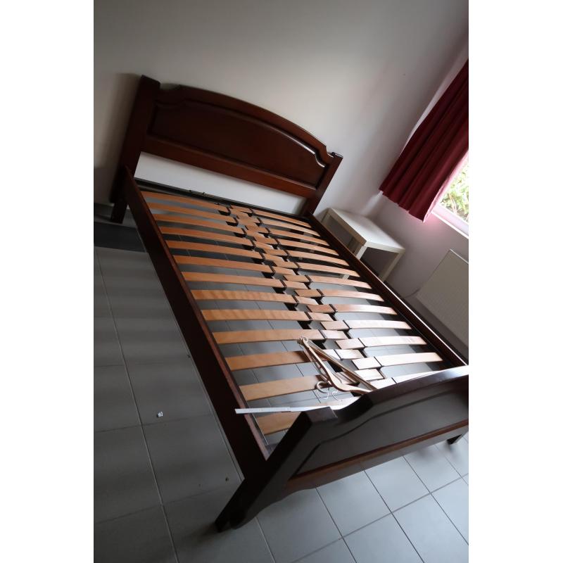 Slaapkamerkast en bed