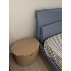 Mooi bed met 2 nachtkastjes en matras